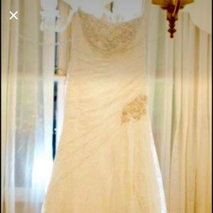 Size 4 lace wedding dress David’s bridal